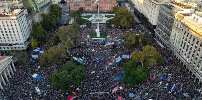 plaza-de-mayo-milei-e1732897150738